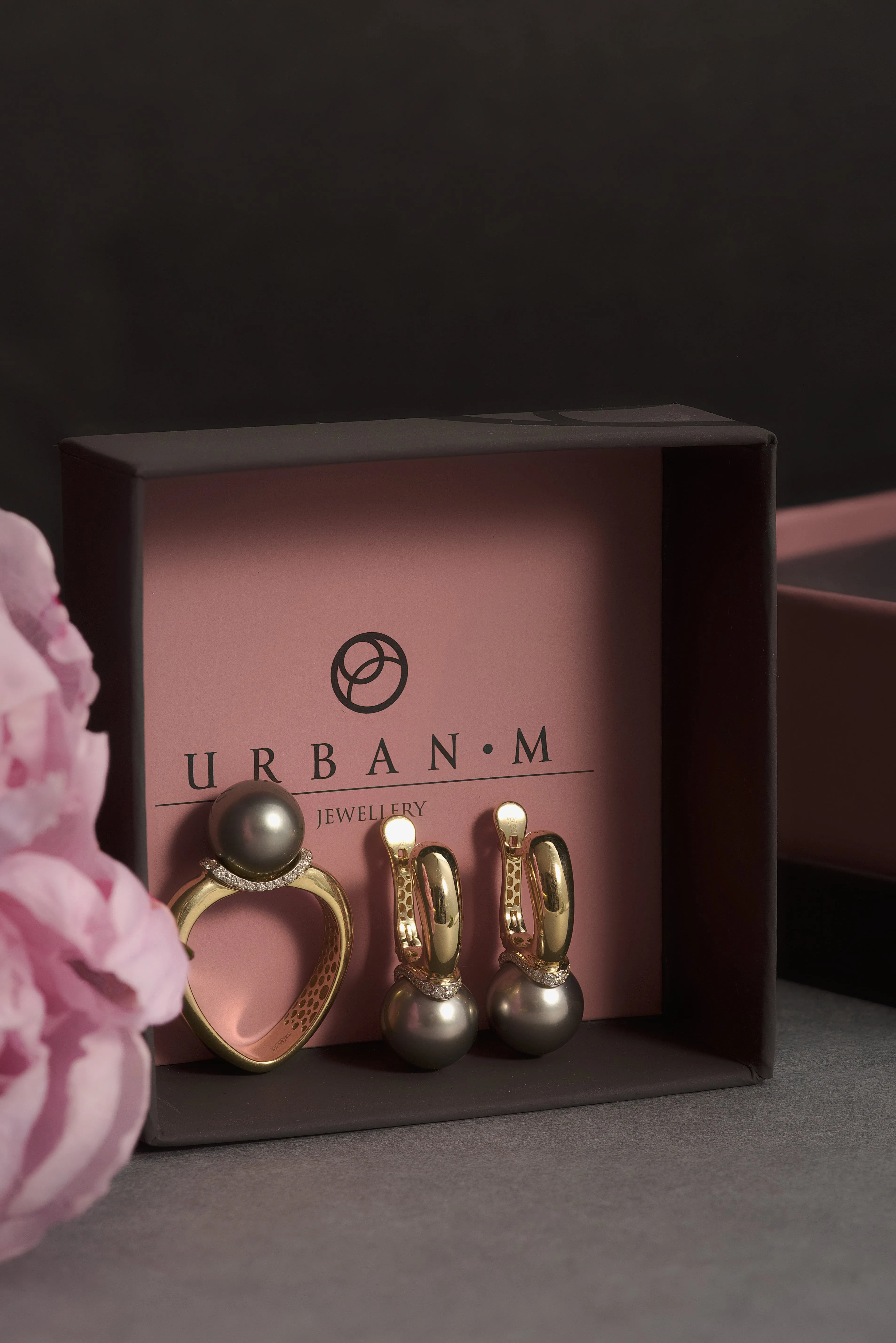 Женское кольцо из золота с бриллиантом и жемчугом эдисон культивир