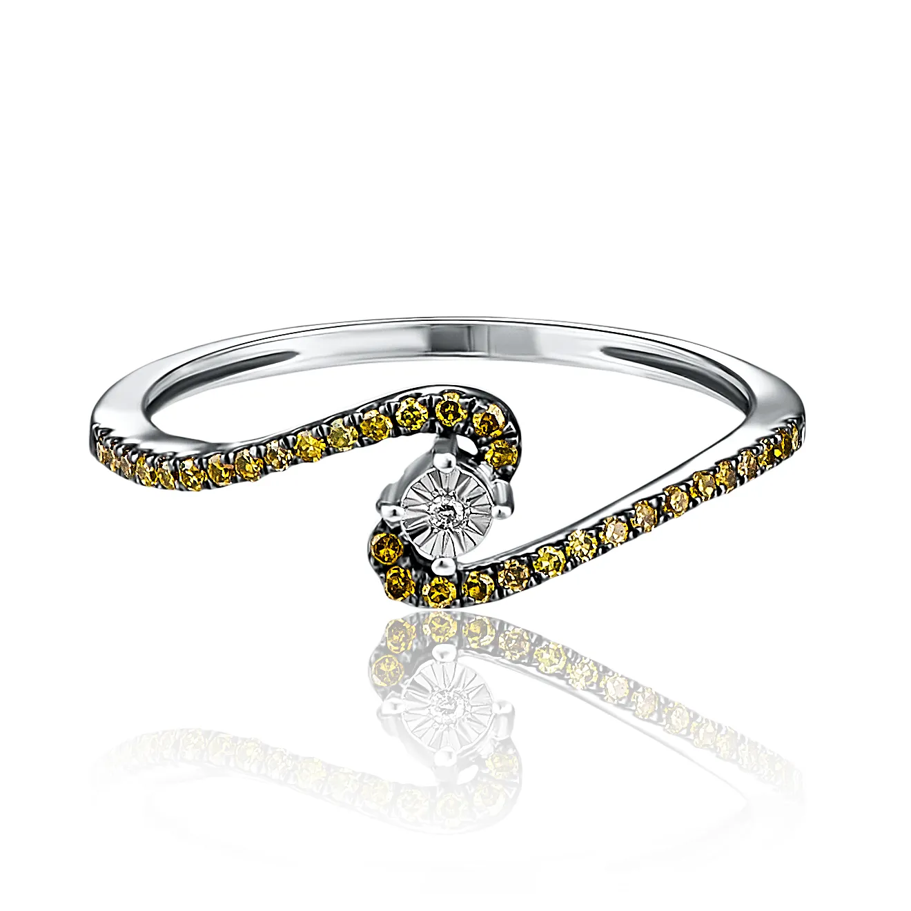 Женское кольцо из золота с бриллиантом