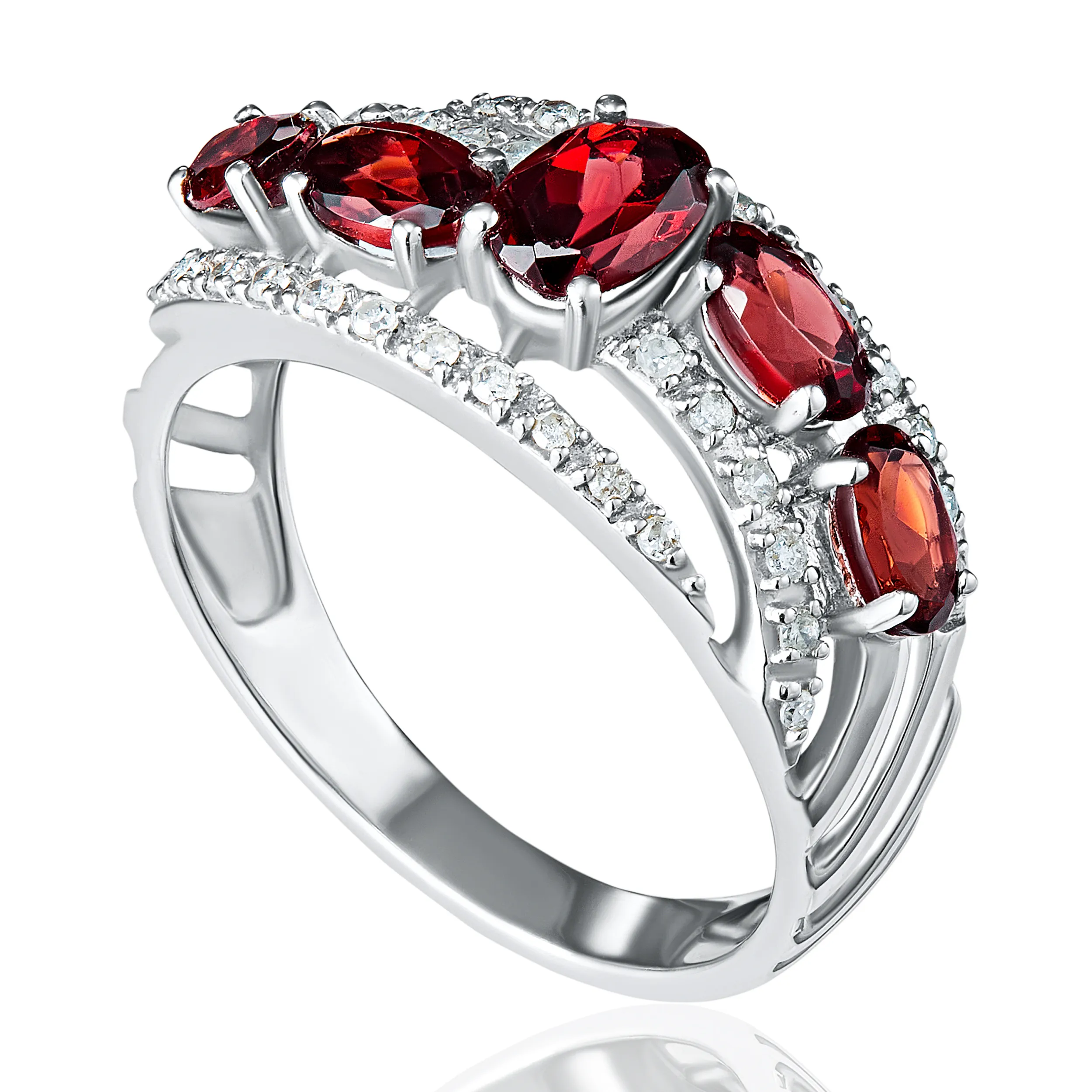 Женское кольцо из золота с бриллиантом и гранатом