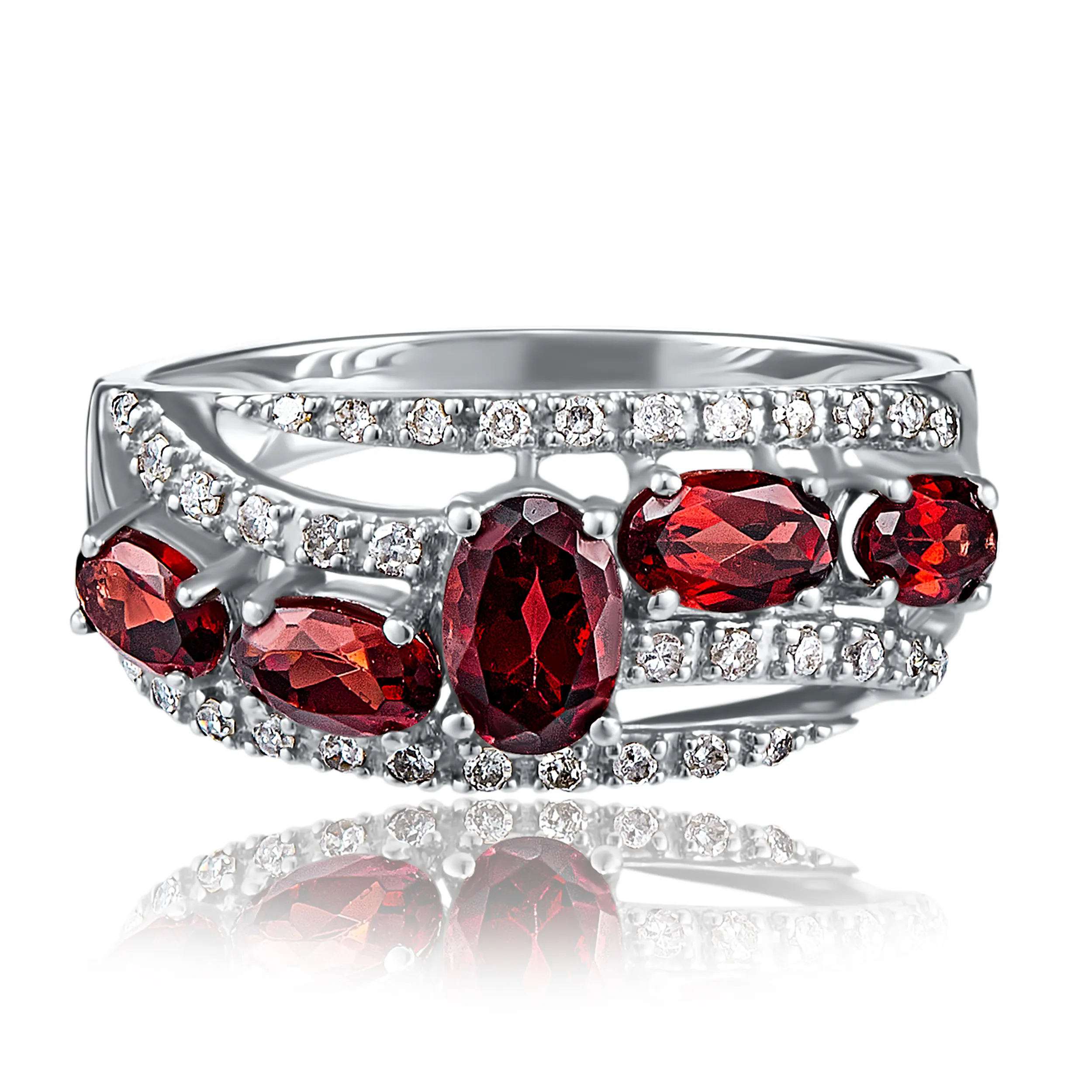 Женское кольцо из золота с бриллиантом и гранатом