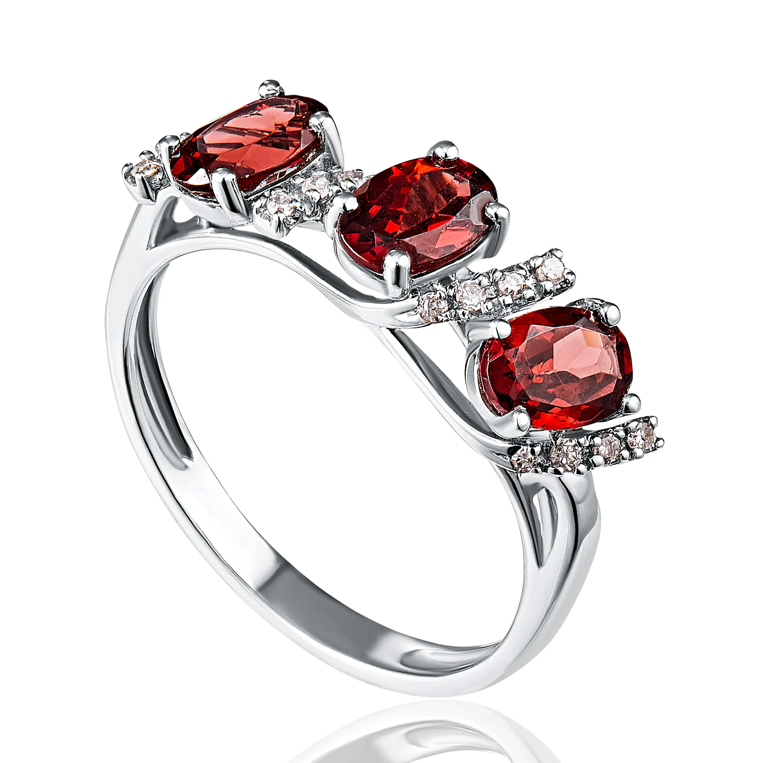 Женское кольцо из золота с бриллиантом и гранатом